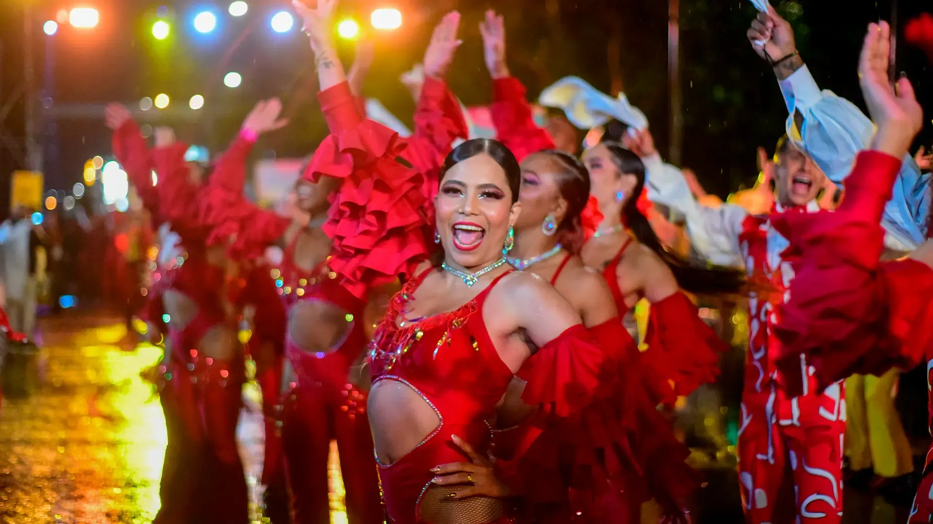 En la foto: Bailarines de salsa